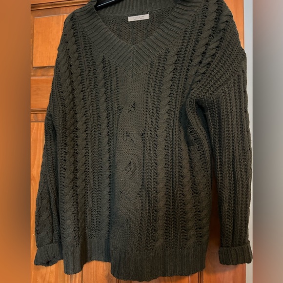 Women’s Dark Green V Neck Cable Sweater Medium - Picture 2 of 5
